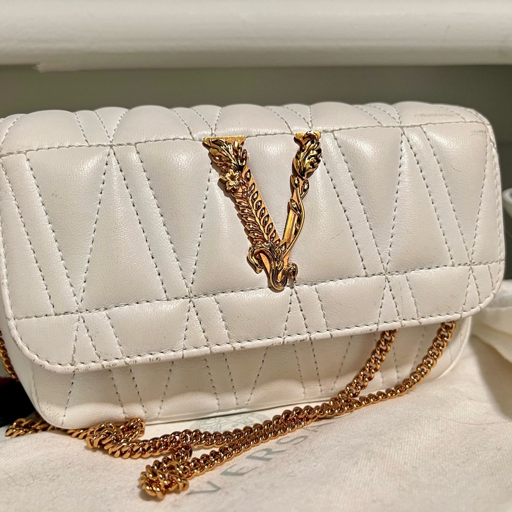 Elegant White Versace Quilted Chain Bag - Picture 9 of 15
